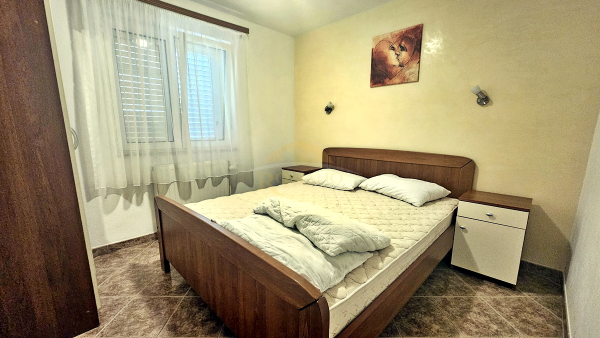 Casa con appartamenti a Okrug Gornji/Čiovo, seconda fila dal mare - 5 appartamenti